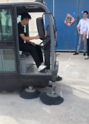 揚(yáng)子全封閉掃地車，客戶上門試機(jī)中！